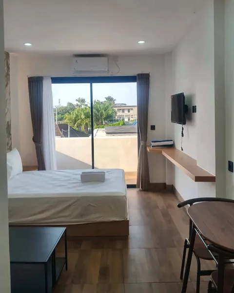 Studio A, room 309: queen bed, work desk and balcony door