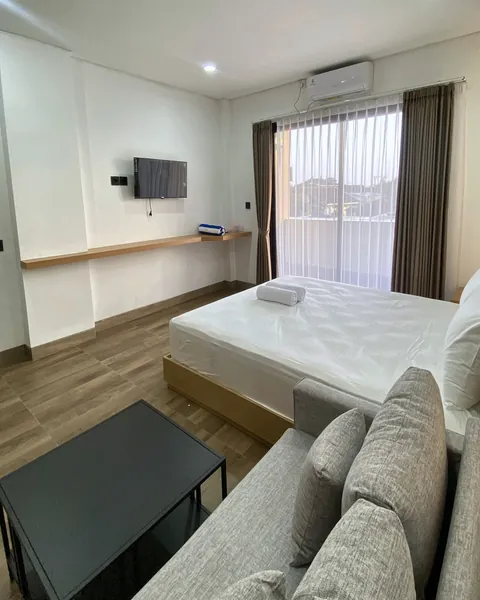 Studio B, room 308: queen bed, sofa and wide window