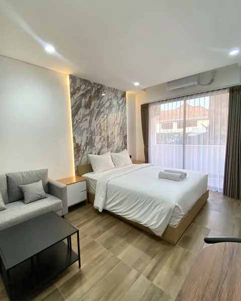 Studio C, room 215: queen bed and sofa
