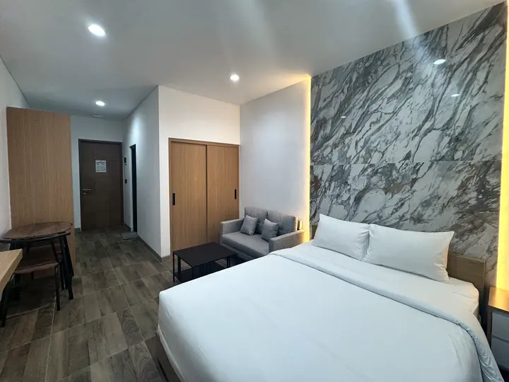Studio A: queen bed, sofa and dining table
