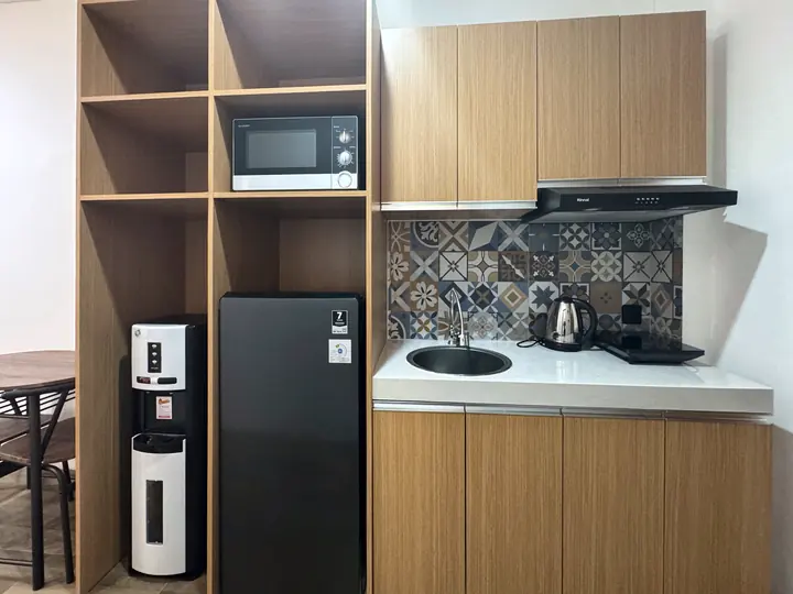 Kitchenette with fridge, microwave and water dispenser