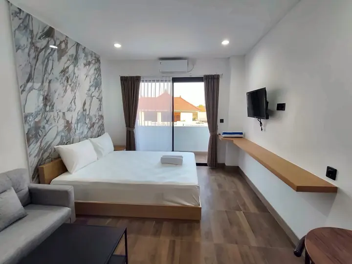 Studio A, 3rd floor: queen bed, sofa and balcony