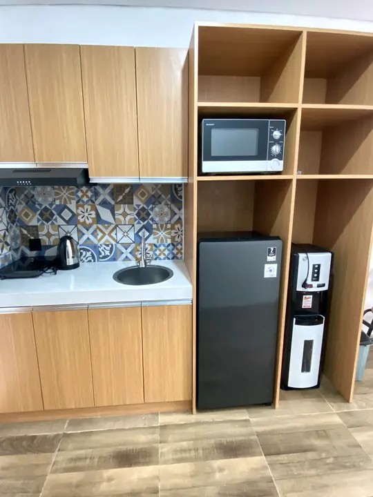 Kitchenette with fridge and microwave
