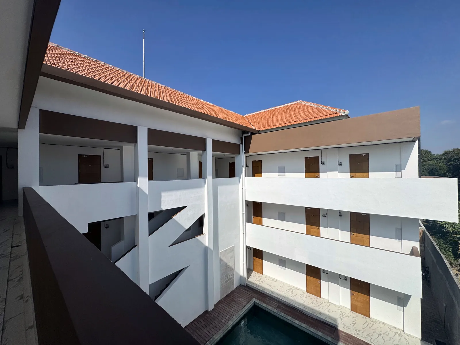 Area tengah dan kolam renang Sora Residence Sanur dilihat dari lantai atas