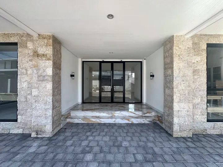 Entrance with an auto-lock door